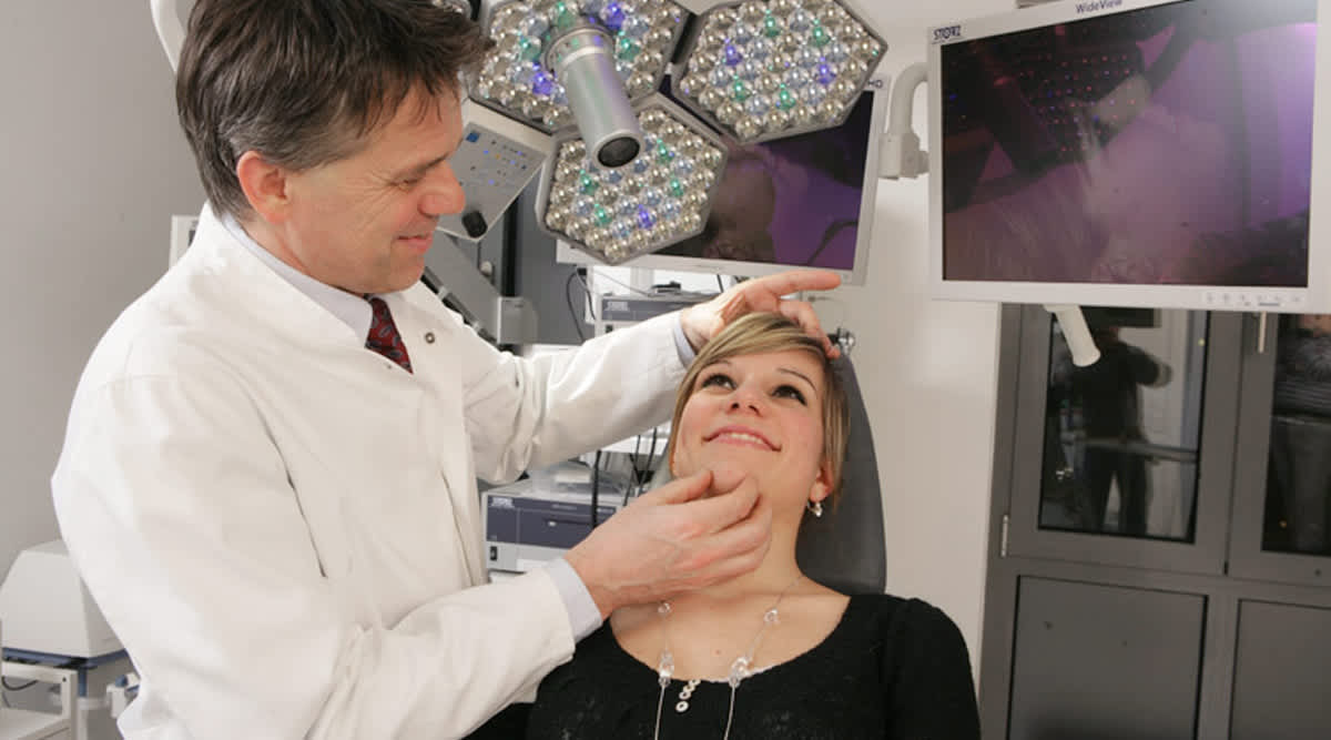 Prof Heppt untersucht eine Patientin